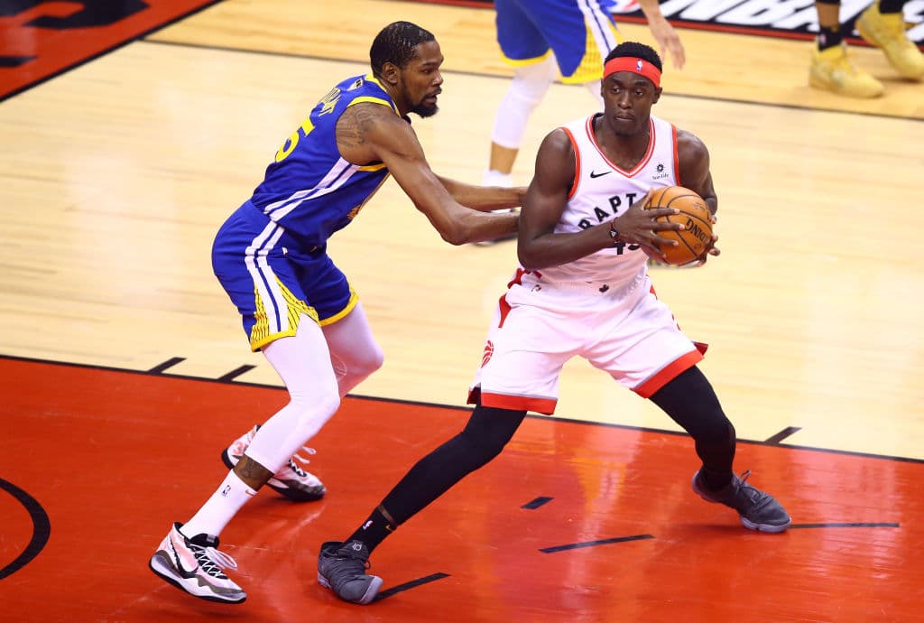 De inmediato se hizo sentir la presencia de Kevin Durant en su regreso y en su debut en estas Finales de la NBA tras perderse los cuatro primeros duelos por una lesión muscular en la pierna. Defensivamente y con su ataque, metiendo dos triples seguidos. Aquí en la amrca sobre Pascal Siakam en el periodo inicial.