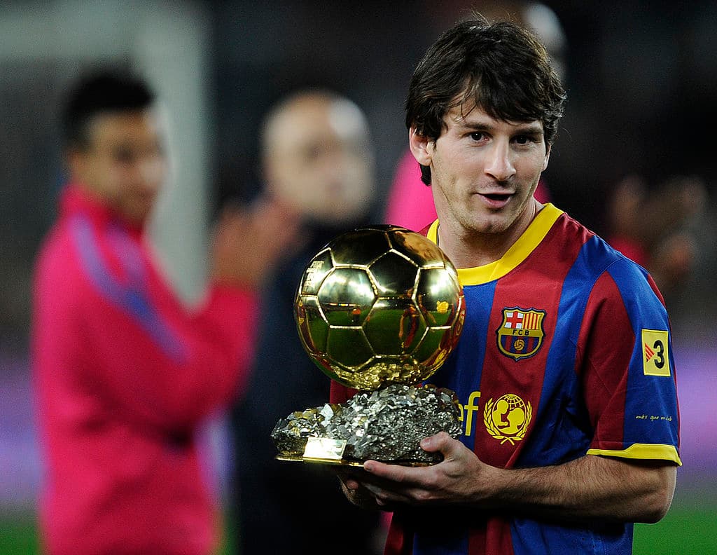 A sus escasos 23 años, pocos jugadores pueden presumir dos premios de esta índole en sus vitrinas. Messi si pudo presumirlo después de haber sumado 60 goles a lo largo de toda la temporada.