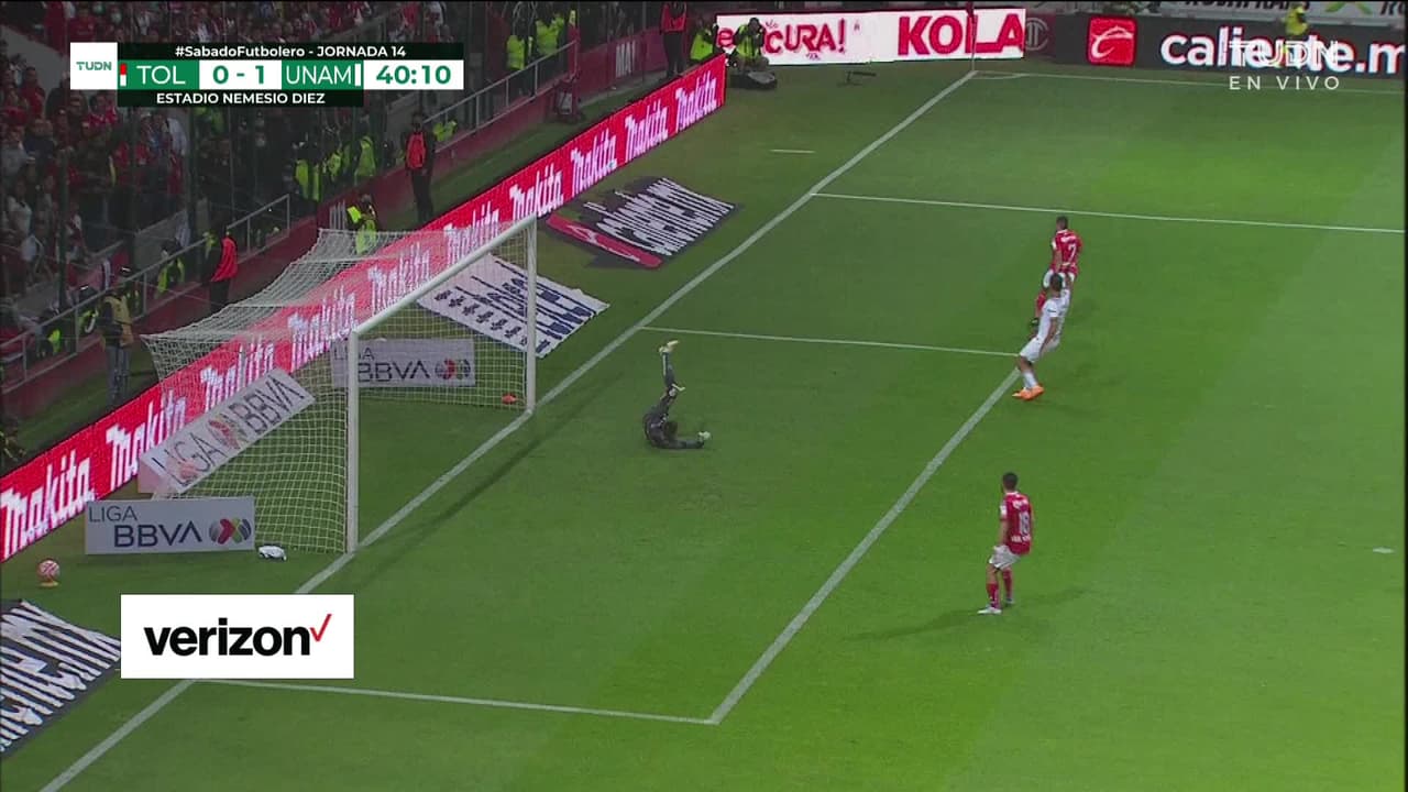 ¡CERCA! Marcel Ruiz disparó que se estrella en el poste.