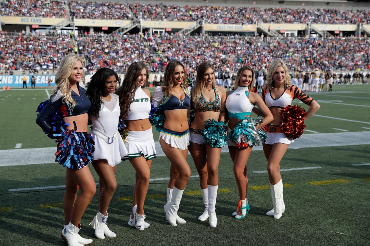 No podría faltar la presencia de las guapas porristas de los equipos.