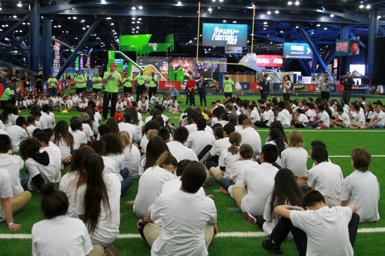 Anthony Muñoz, miembro del Salón de la Fama desde 1998, compartió su experiencia con niños y jóvenes de Houston en el lunes previo al Super Bowl LI.