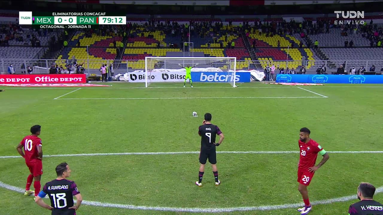 ¡GOL!  anota para México. Raúl Jiménez