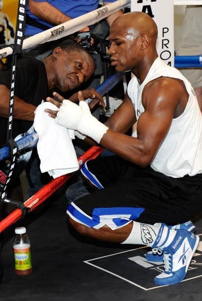 Los consejos de su padre, Floyd Mayweather Sr. sismpre son escuchados, aunque su entrenador sea su tío Roger.