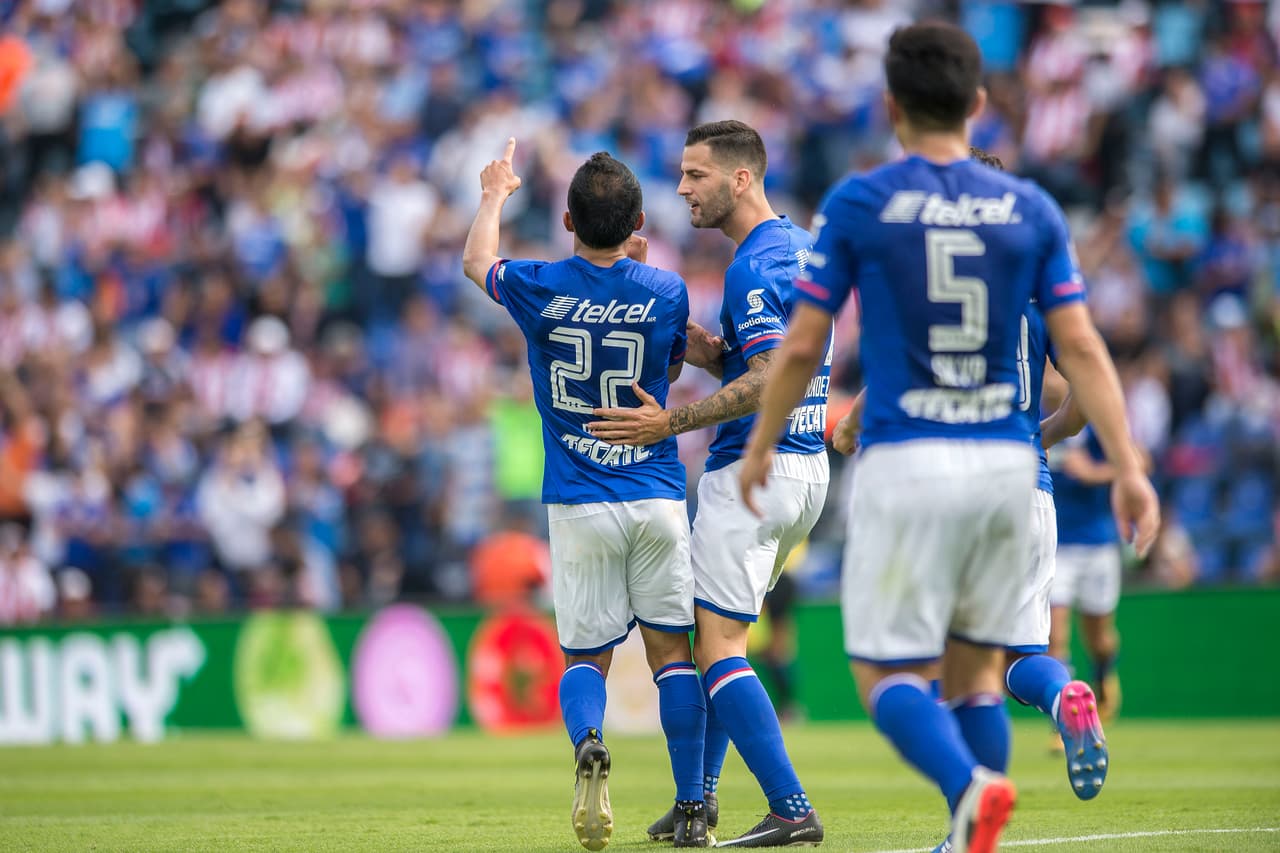 Los cementeros festejaron el tanto con su afición que mucho han sufrido con el equipo en épocas recientes.