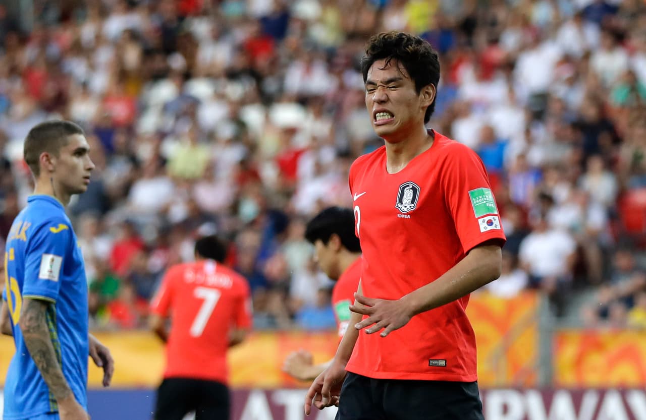 Oh Se-hun era el jugador que más peligro llevaba al arco de Ucrania, pero el portero Lunin era héroe sacando balones de gol y cazando centros en su área.