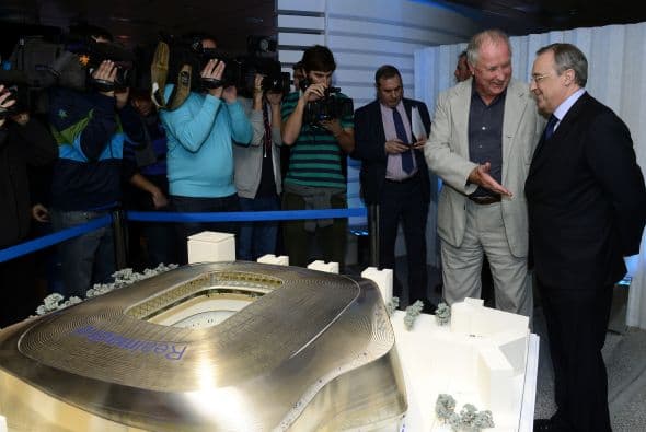 La nueva casa del Real Madrid estará dotada, entre otros elementos, de una fachada asimétrica de acero, de una cubierta retráctil que podrá abrirse y cerrarse en solo quince minutos y de un marcador electrónico de 360 grados. En cuanto a las equipaciones, se prevé la construcción de un hotel de lujo en el interior y centro comercial y de ocio que ayudarían a que se pudiera generar un incremento de más del treinta por ciento de los ingresos actuales de explotación.