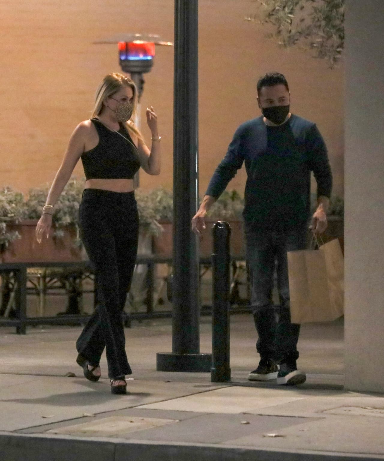 De acuerdo con el 
<a href="https://www.nydailynews.com/sports/more-sports/oscar-de-la-hoya-no-blame-boxing-golden-boy-opens-bad-behavior-article-1.946484" target="_blank">NY Daily News</a>, el asunto se resolvió fuera de los tribunales.