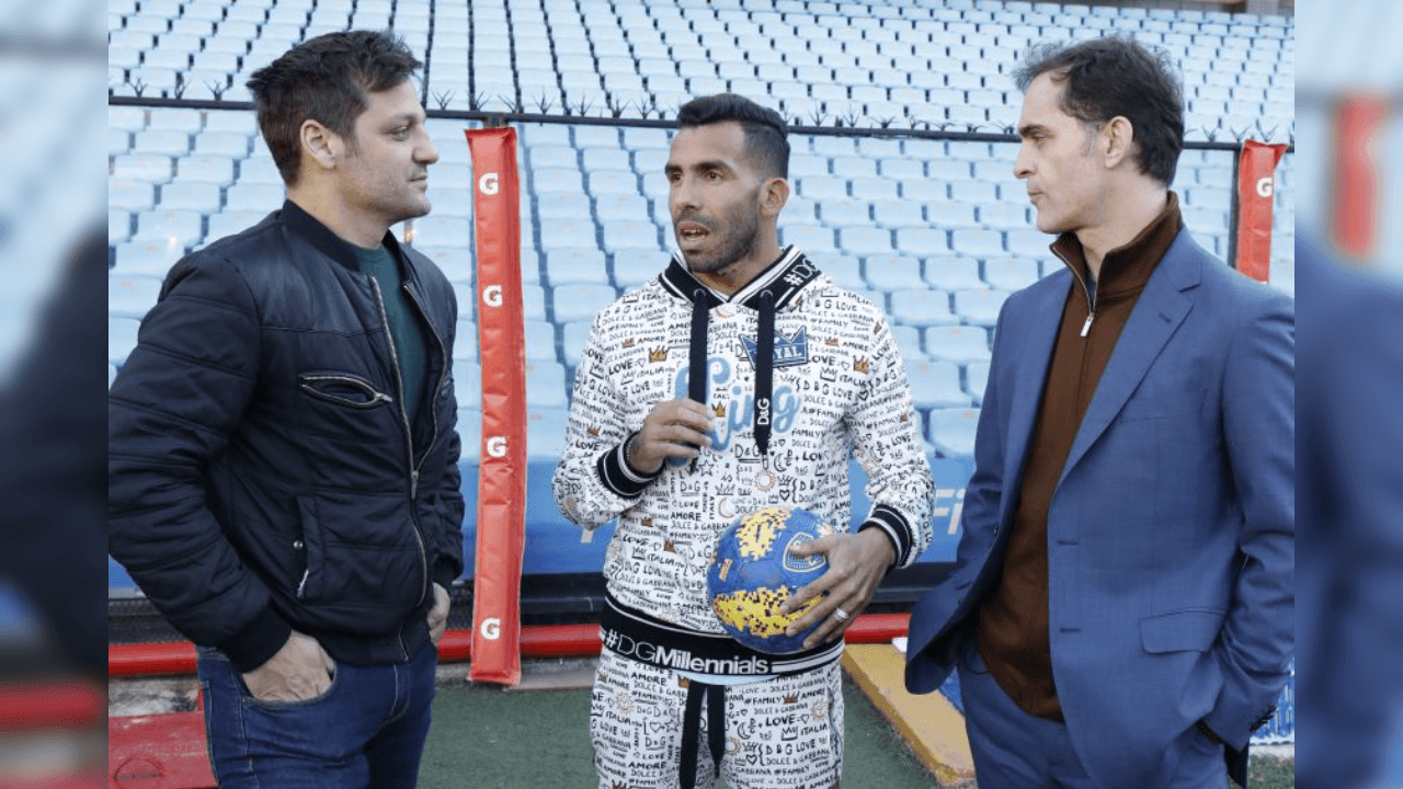 Las actores que interpretan a ‘Berlín’ y ‘Palermo’, Pedro Alonso y Rodrigo de la Serna, respectivamente, visitaron La Bombonera dónde fueron recibidos por Carlos Tevez.