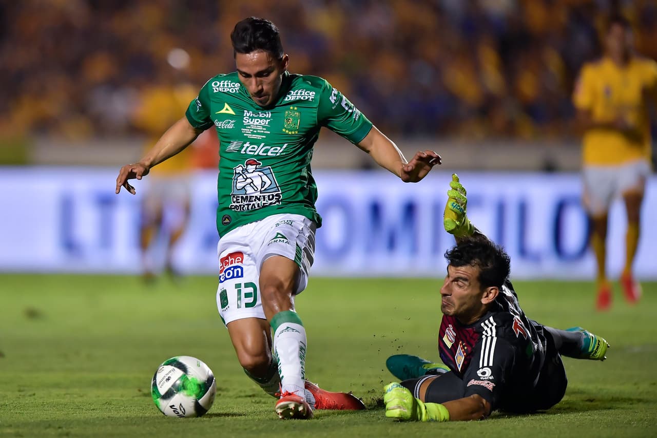 MONTERREY, MEXICO - MAY 23: Ángel Mena, #13 of León, tries to score over Nahuel Guzmán, #1 of Tigres, during the Final first leg match between Tigres UANL and Leon as part of the Torneo Clausura 2019 Liga MX at Universitario Stadium on May 23, 2019 in Monterrey, Mexico. (Photo by Azael Rodriguez/Getty Images)