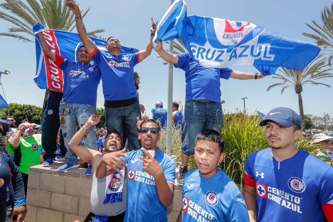 Con este gran ambiente y colorido, los apasionados fans de Necaxa y Cruz Azul, le dieron la bienvenida a sus amados clubes previo a que disputaran la Supercopa MX, que congrega a los dos pasados monarcas de las ediciones recientes de la Copa MX en un trofeo que desata pasiones. Así se vivió el color antes del arranque del cotejo en Los Ángeles.