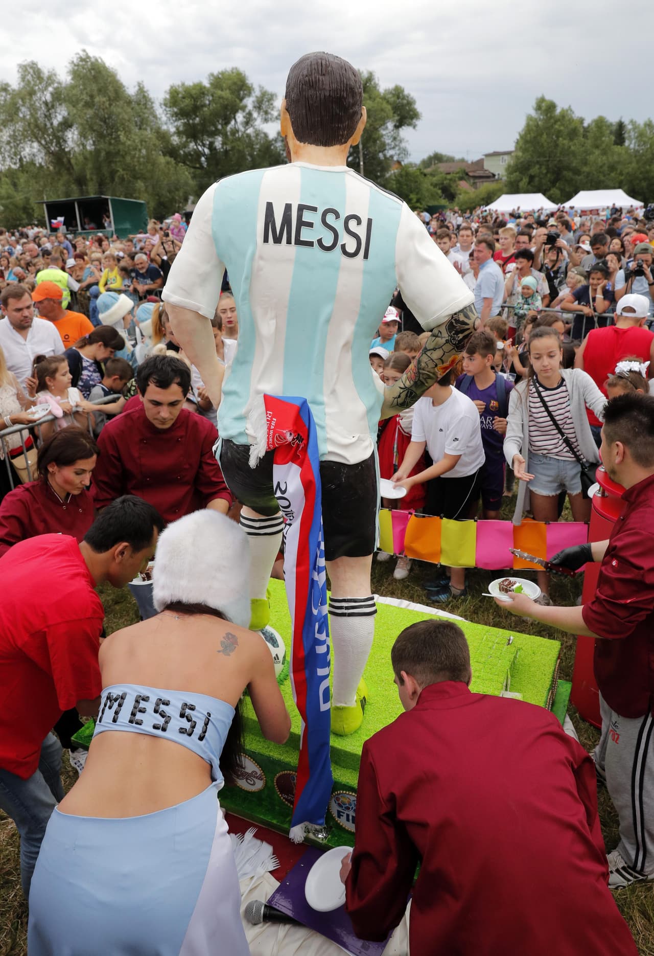 Reportan que aproximadamente unas mil 500 personas se presentaron en un parque de Bronnitsy para ver el tremendo y original pastel, pero también para comerse una rebanada.