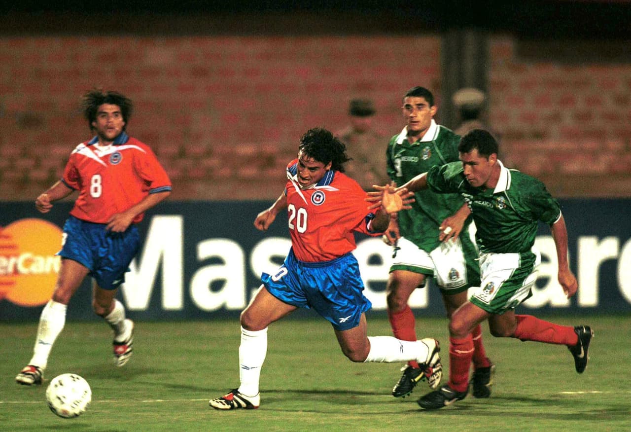 Siguiendo con los doppings, los mexicanos Rodrigo Lara y Paulo César Chávez dieron positivo en un control antidopaje en la Copa América de 1999, el uso de malas sustancias alejó a los aztecas de la selección y sus competencias de Conmebol por 6 meses.