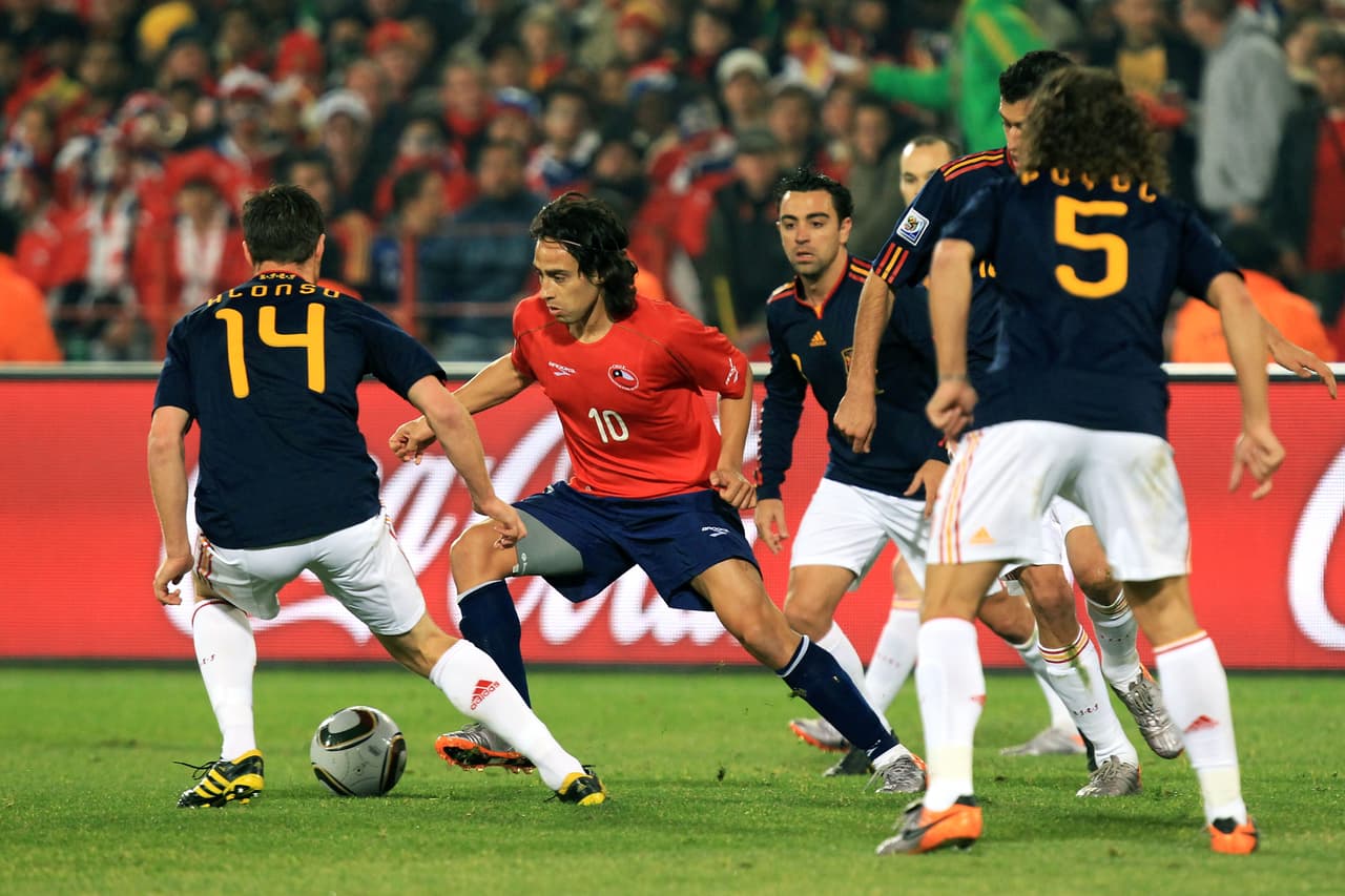 Es capaz de hipnotizar a sus rivales con su prodigioso dominio del esférico.