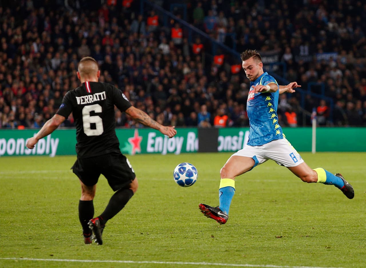 La anotación soltó un poco más las riendas el juego por unos minutos y los italianos se acercaban al arco de Aréola otra vez con un remate de Fabián Ruíz que se fue por encima.