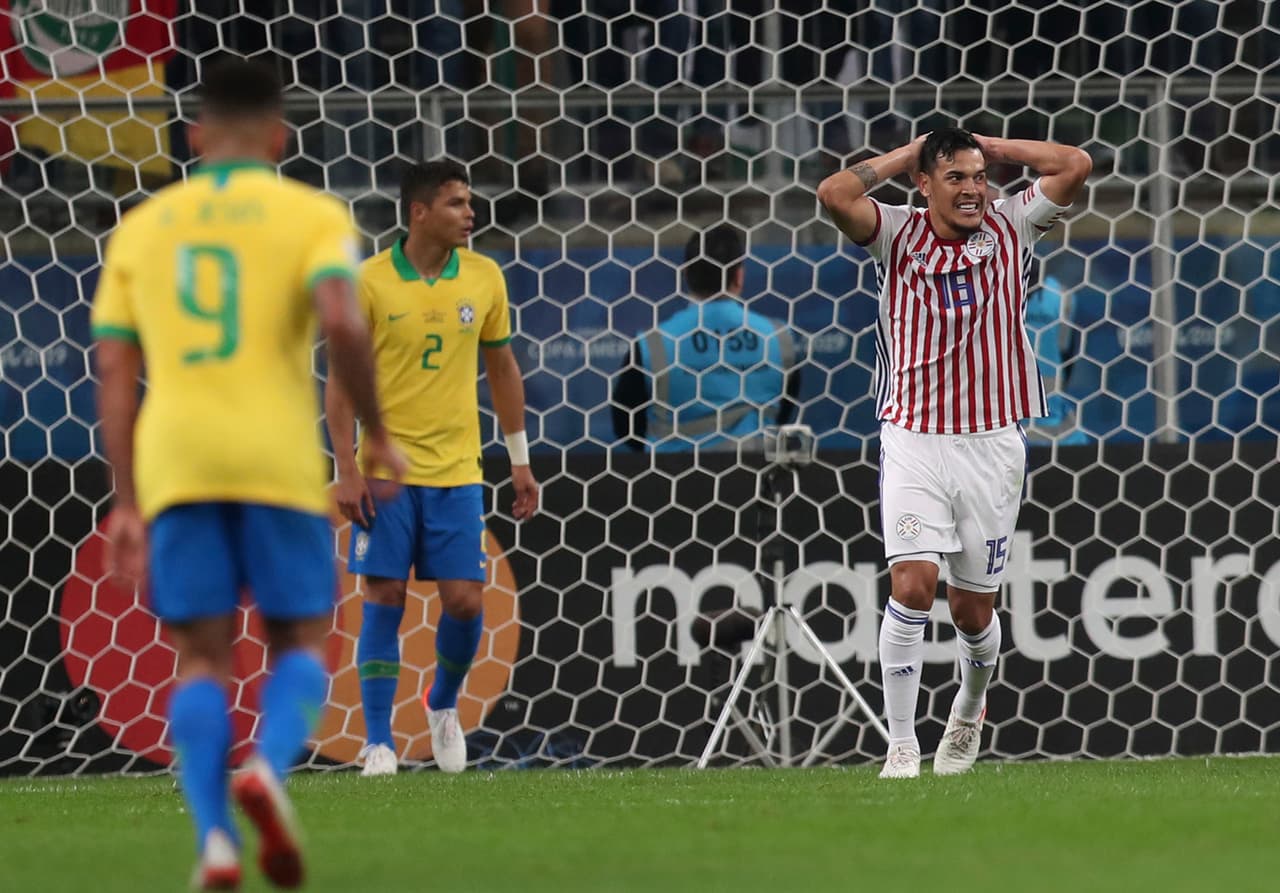 Gustavo Gómez (15) se lamenta luego de haber fallado una gran ocasión de gol, un tiro a quemarropa ante la salida de Alisson.