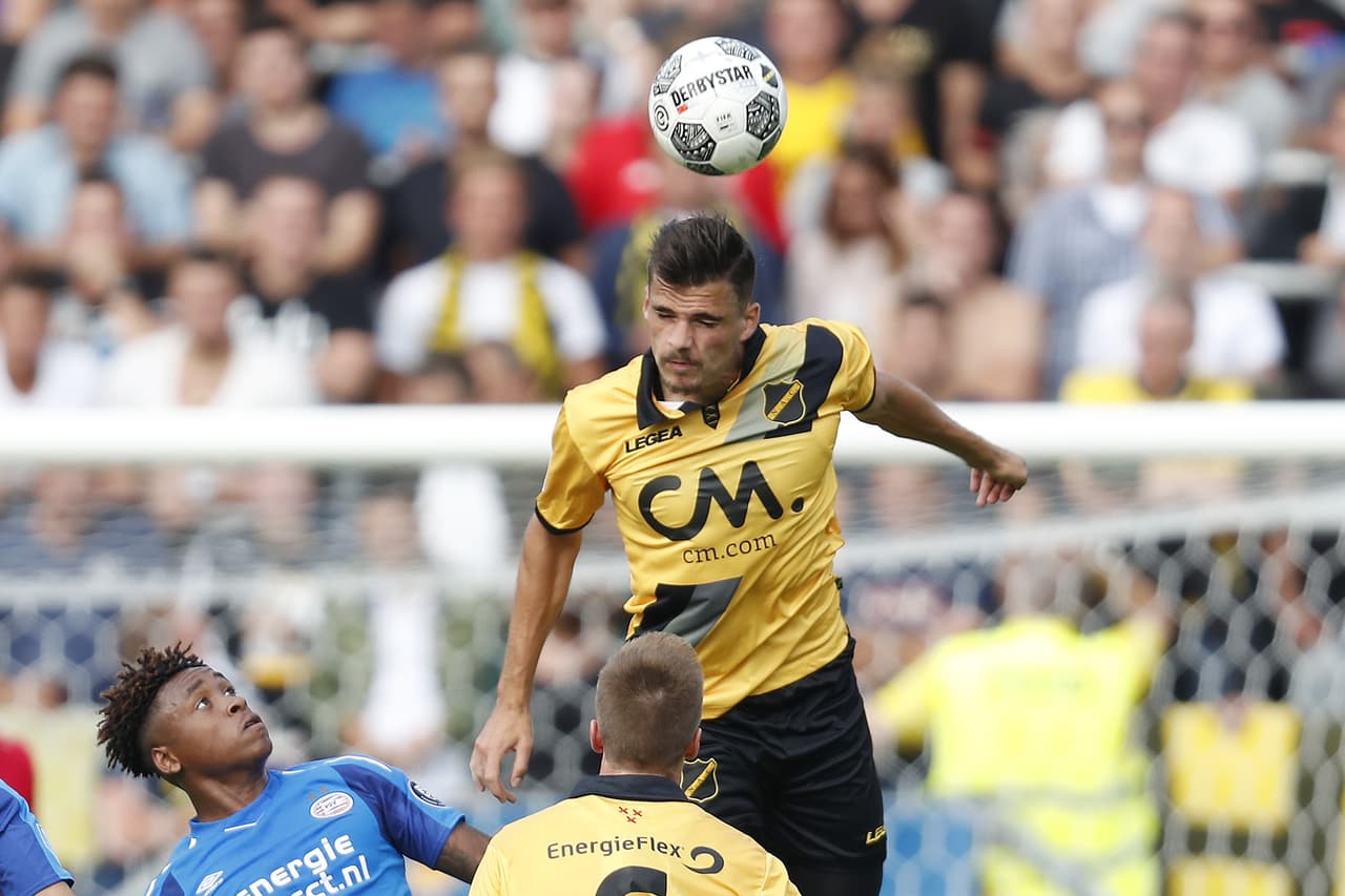 Ni por arriba, en el juego aéreo.