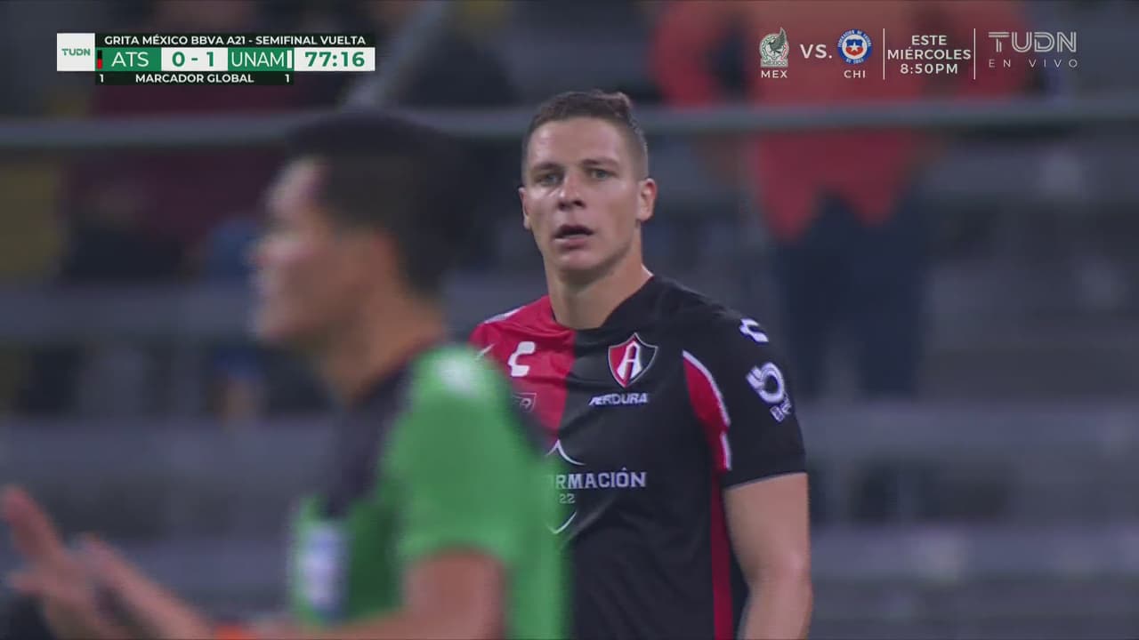 ¿Cómo pudo fallar eso? Furch tenía para finiquitar y le da al metal