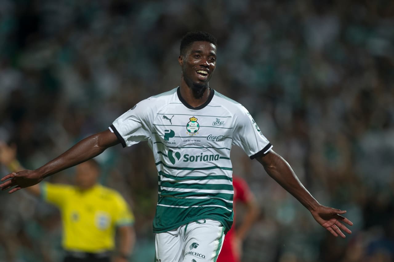 Después de 53 goles con Santos, el actual campeón de goleo, Djaniny Tavares, dejó México para ir al futbol de Arabaia (Getty Images).