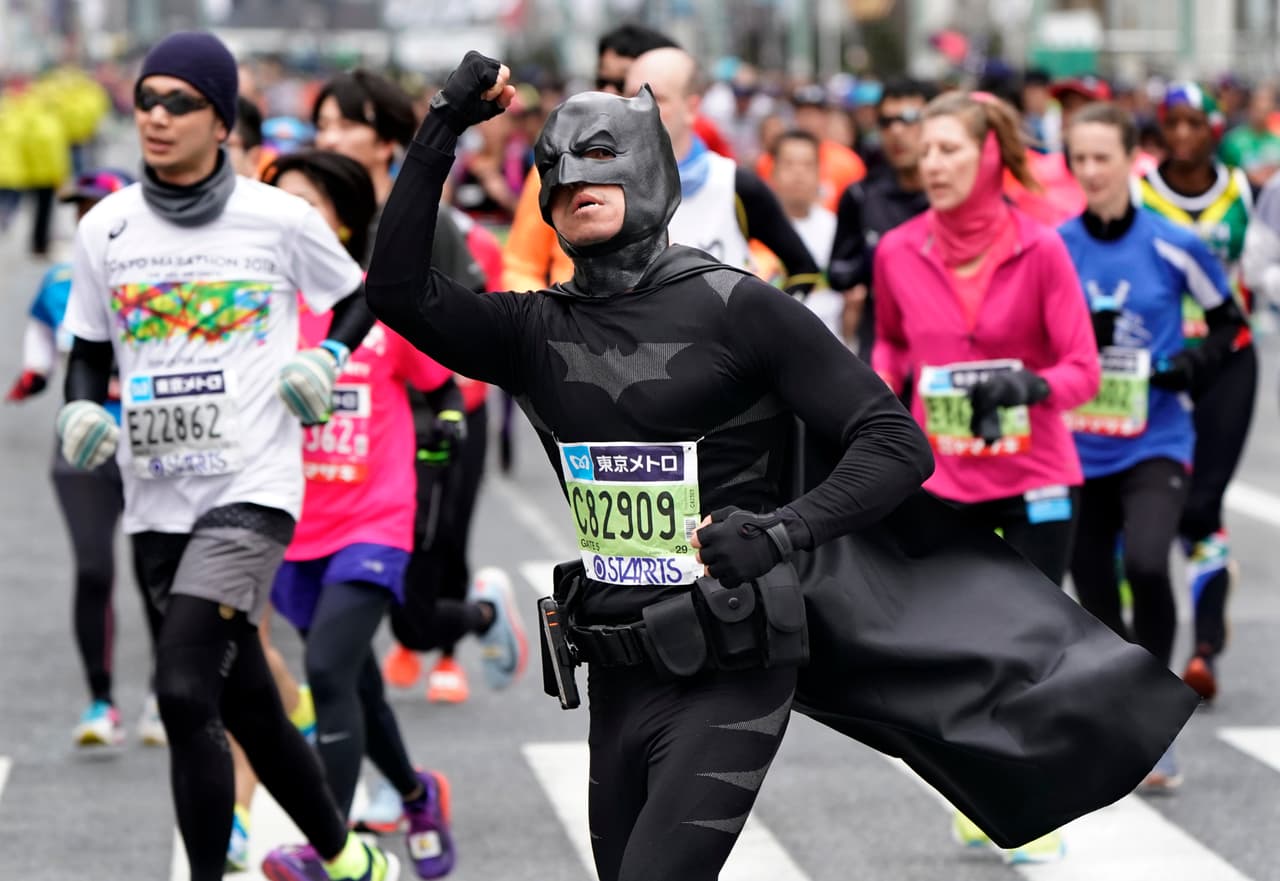 La Maratón de Tokio dio apertura a la temporada de las grandes carreras del atletismo mundial, en medio del colorido de algunos de sus participantes y sus curiosos atuendos.