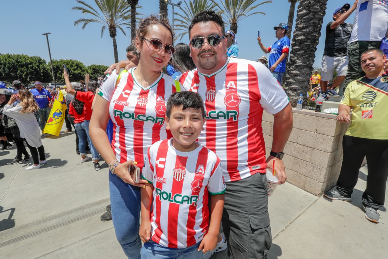 Con este gran ambiente y colorido, los apasionados fans de Necaxa y Cruz Azul, le dieron la bienvenida a sus amados clubes previo a que disputaran la Supercopa MX, que congrega a los dos pasados monarcas de las ediciones recientes de la Copa MX en un trofeo que desata pasiones. Así se vivió el color antes del arranque del cotejo en Los Ángeles.