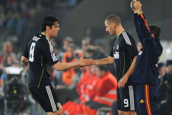 Karim Benzema no fue titular, pero sí Kaká, aunque más tarde José Mourinho decidió hacer el cambio entre estos hombres en favor del aporte goleador del francpes.