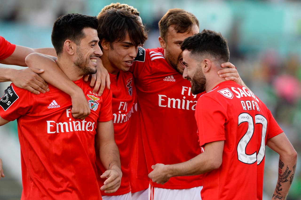 Apenas a los tres minutos del partido, Rafa Silva (izquierda) anotó el primer gol del Benfica en su visita al Rio Ave.