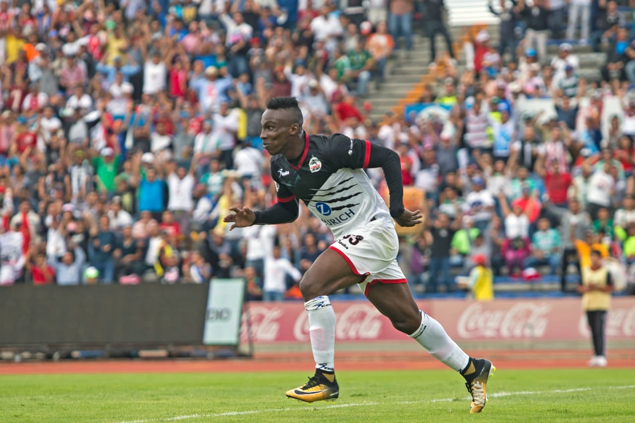 Julián Quiñones hizo el 2-1 de Lobos Buap a Santos. Antes, al minuto 13, su hermano Luis hizo el 1-0 entrando en la historia del cuadro benjamín de la primera división.