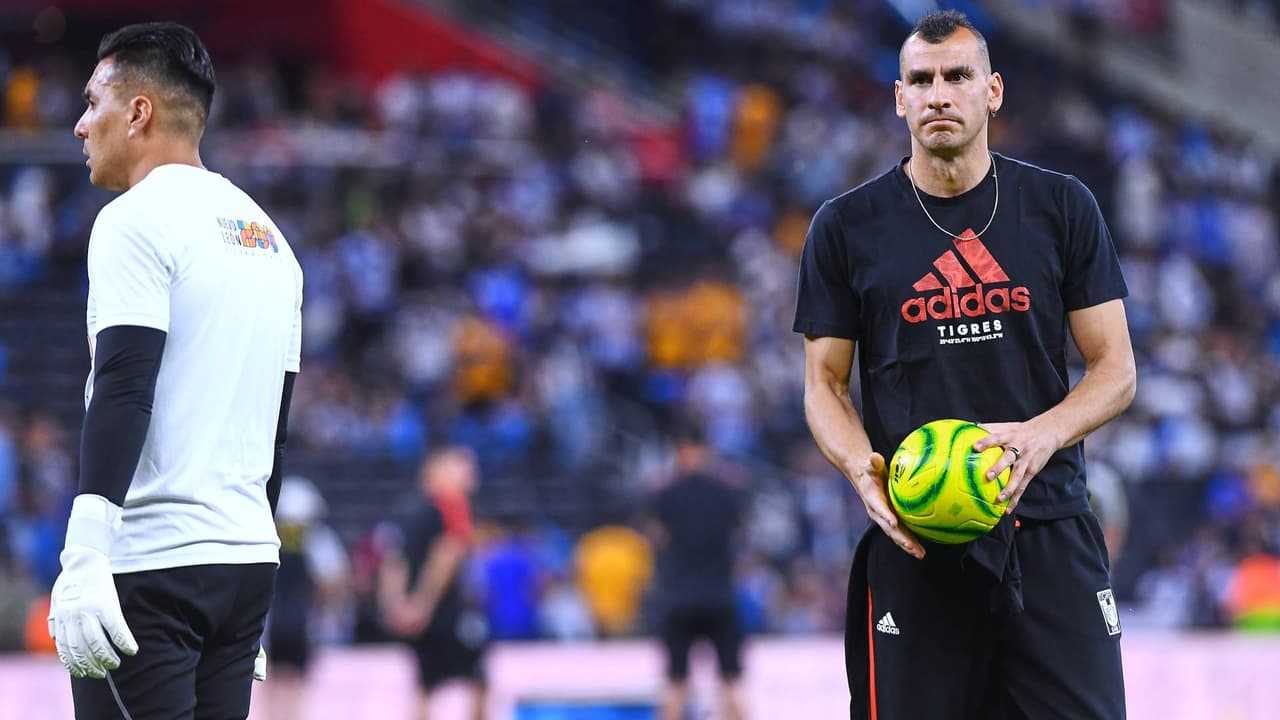 Nahuel 'Patón' Guzmán en la cancha del Estadio BBVA previo al Monterrey vs. Tigres.