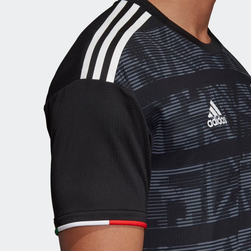 <a href="https://www.univision.com/deportes/futbol/mexico/vuelve-el-negro-estos-son-los-detalles-de-la-playera-del-tri-para-la-copa-oro-2019-fotos" target="_blank">Como lo habíamos anticipado hace unos días</a>, el Tri volverá a vestir de negro en su uniforme principal para la Copa Oro de 2019. Además, los patrones de la cultura azteca, como en 1994 con el calendario, hacen de esta playera una de las más hermosas de la temporada para los expertos.