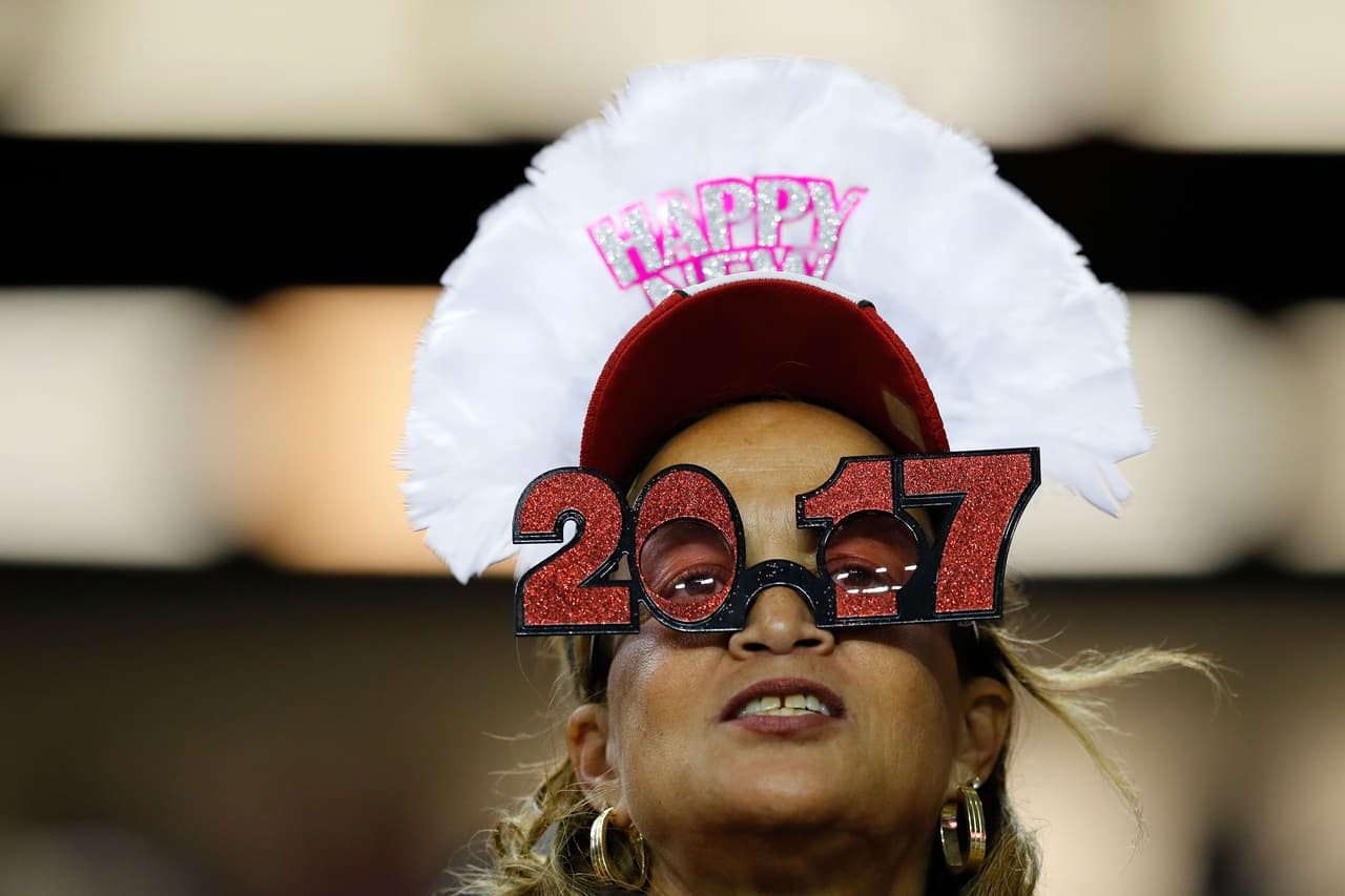 La belleza impactante de las animadoras y la pasión incontenible de los fanáticos le dio alegría a la tradicional jornada del Año Nuevo.