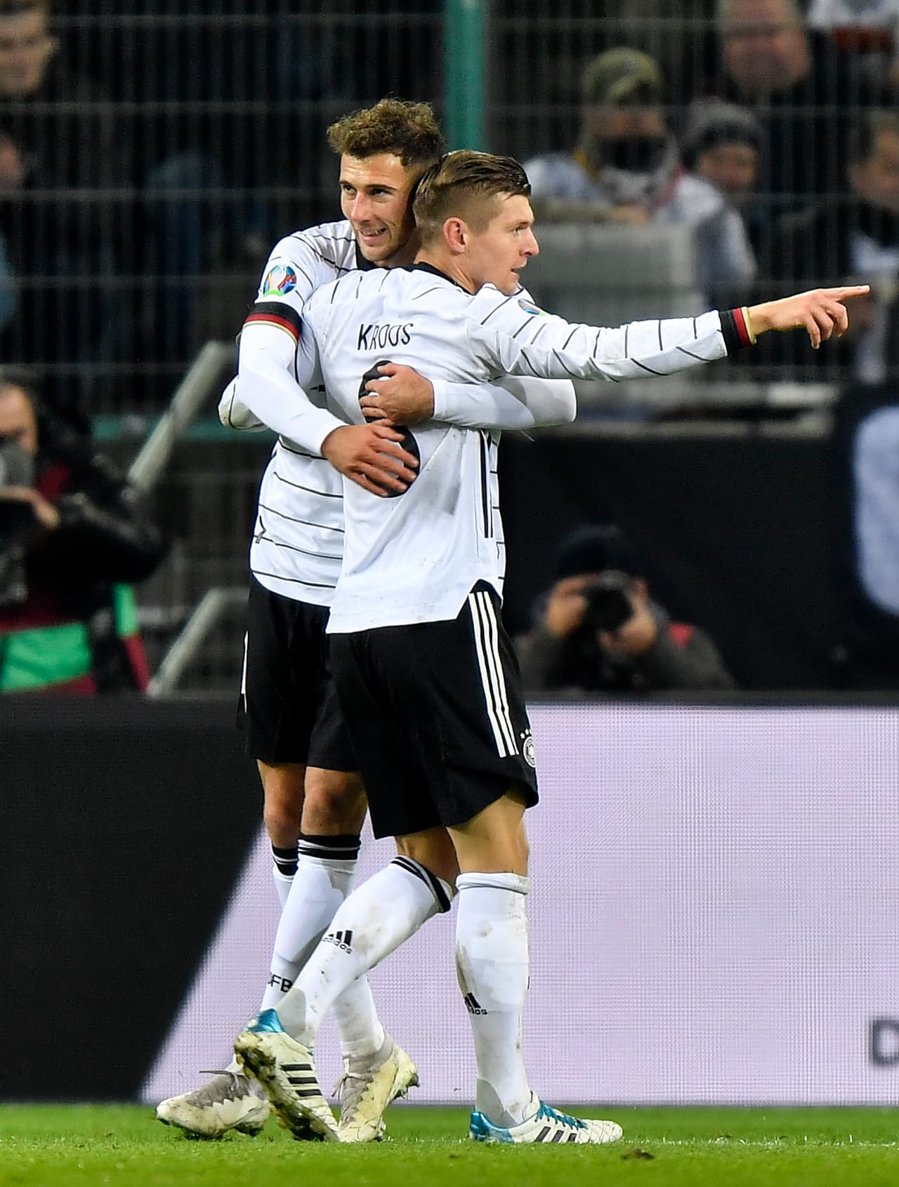 Con goles de Matthias Ginter (41), Leon Goretzka (49) y Toni Kroos (55, 83), Alemania golea y consigue su boleto a la Euro 2020.