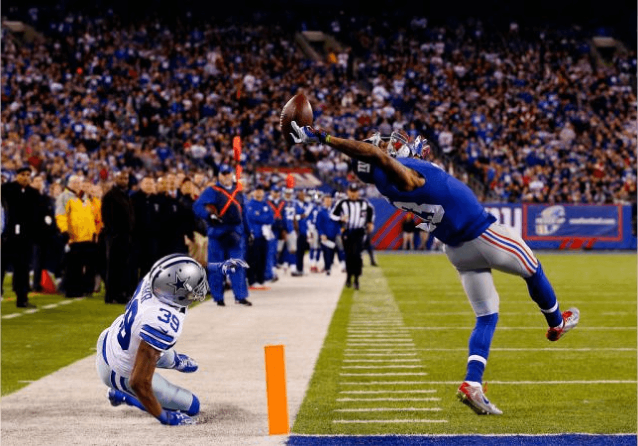 Odell Beckham Jr. de los New York Giantes realizando un tochdown con una sola mano. Año 2014.