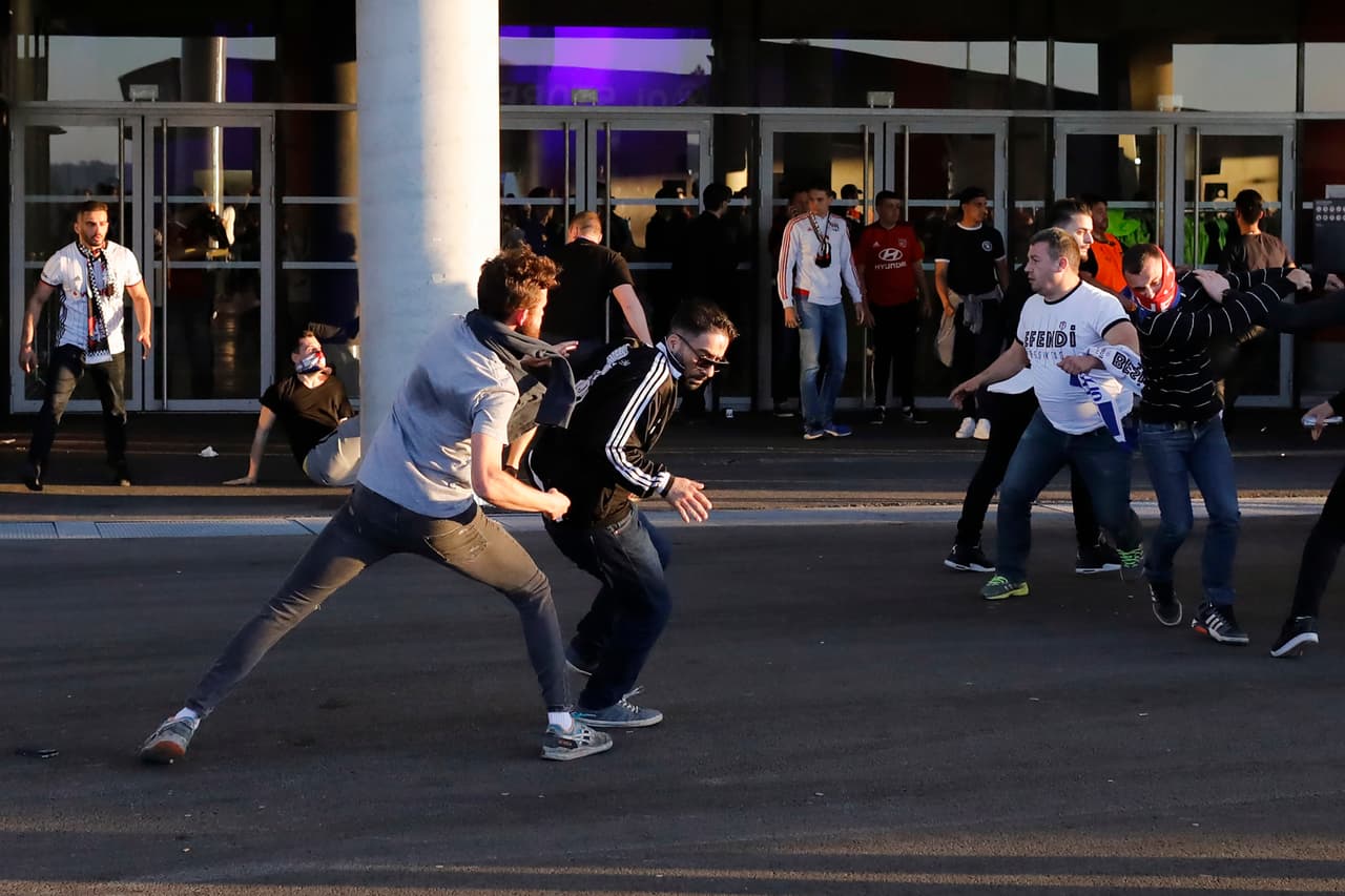 El Comité de Control, Ética y Disciplina de la UEFA (CEDB) considera que, "en base a los informes oficiales y las pruebas disponibles actualmente a disposición de los órganos disciplinarios de la UEFA", los aficionados de ambos clubes son responsables de los incidentes.