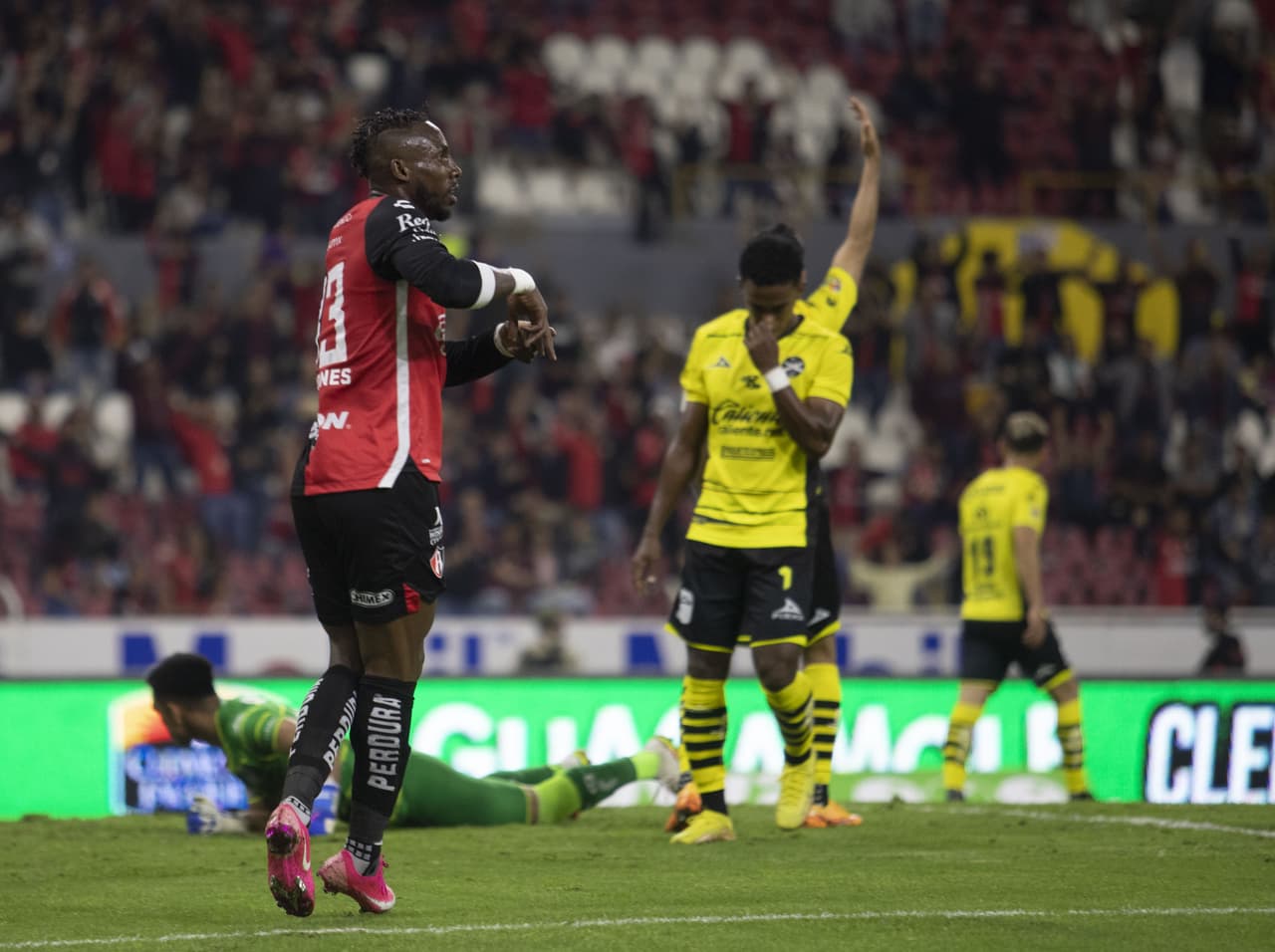 Con anotaciones de Julio César Furch (61) y Julián Quiñones (74 de penal), Atlas finalmente debutó con triunfo ante su gente en la Jornada 2 de Clausura 2023. Mazatlán encontró el descuento vía Nicolás Benedetti al 85’, pero no le alcanzo para llevarse un punto.