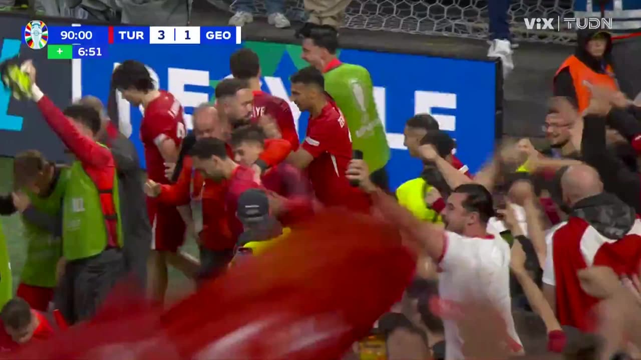 ¡Arriesgaron y perdieron! Aktürkoglu escapa y sin portero marca el 3-1 de Turquía