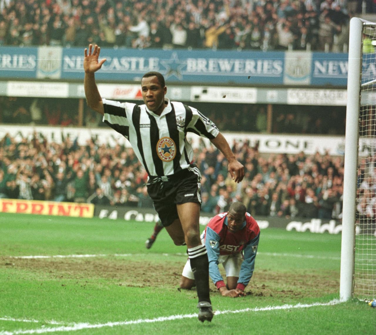Les Ferdinand anotó 149 goles para ubicarse en la posición número nueve. Casi todos sus goles los hizo con el Newcastle United.
