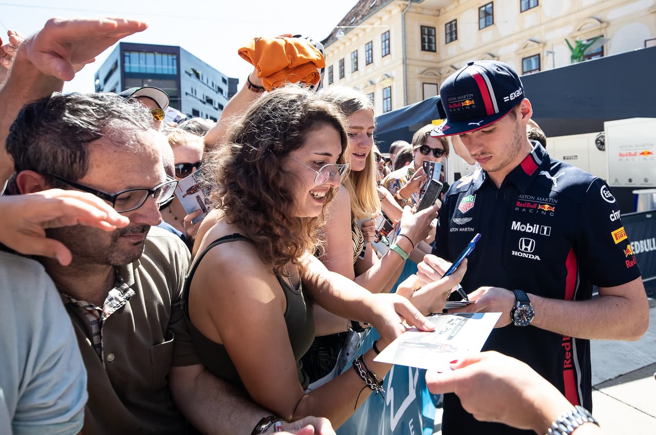 En Graz, a pocos kilómetros del Circuito Red Bull Ring en Spielberg, Max Verstappen encendió la actividad del Gran Premio de Austria con una visita a los aficionados, así como la tienda oficial de la escudería en la ciudad. A partir de este viernes los motores se encenderán con las primeras sesiones libres.