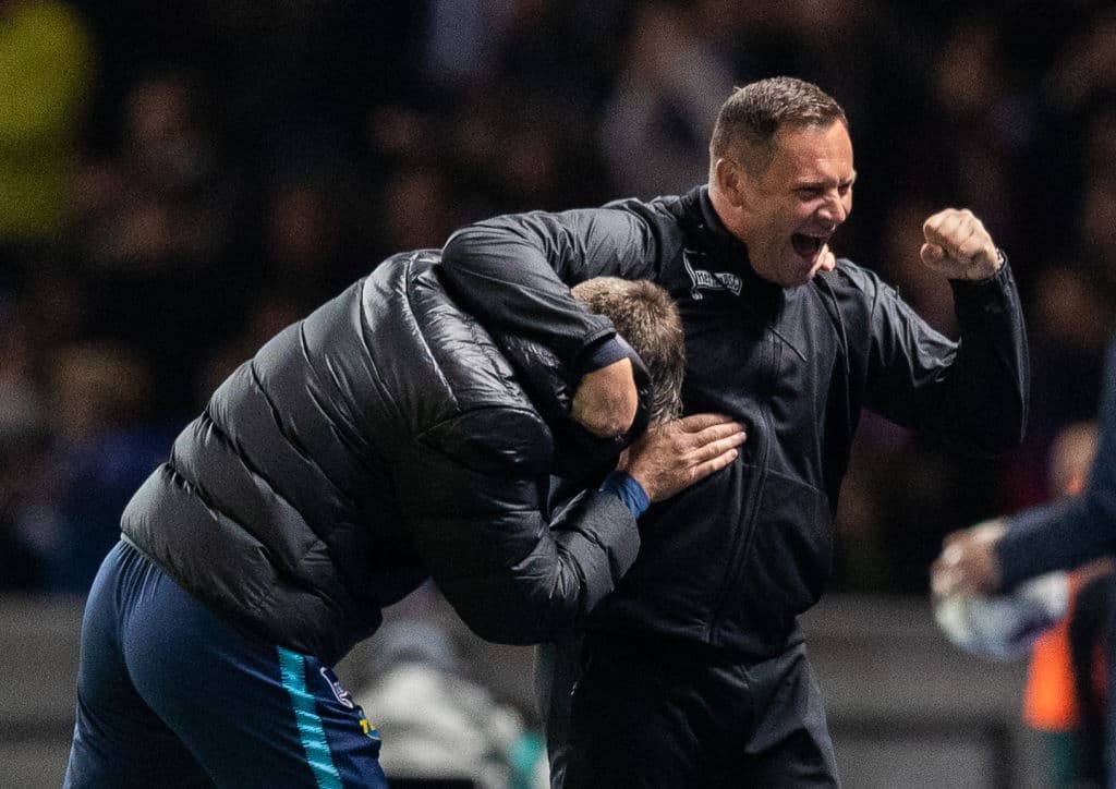 El entrenador del Hertha, Pal Dardai (derecha), celebra con su asistente Rainer Widmayer (izquierda) la victoria de este viernes.