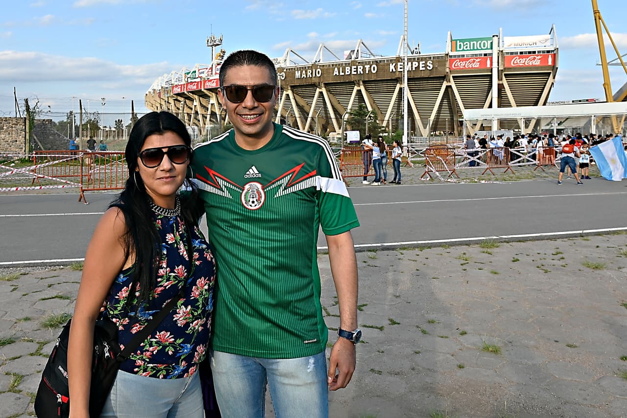 Los fanáticos de Argentina y de México le dieron un color especial con su alegría en el estadio Mario Alberto Kempes y sus alrededores en Córdoba a una jornada de fútbol de amistoso internacional.