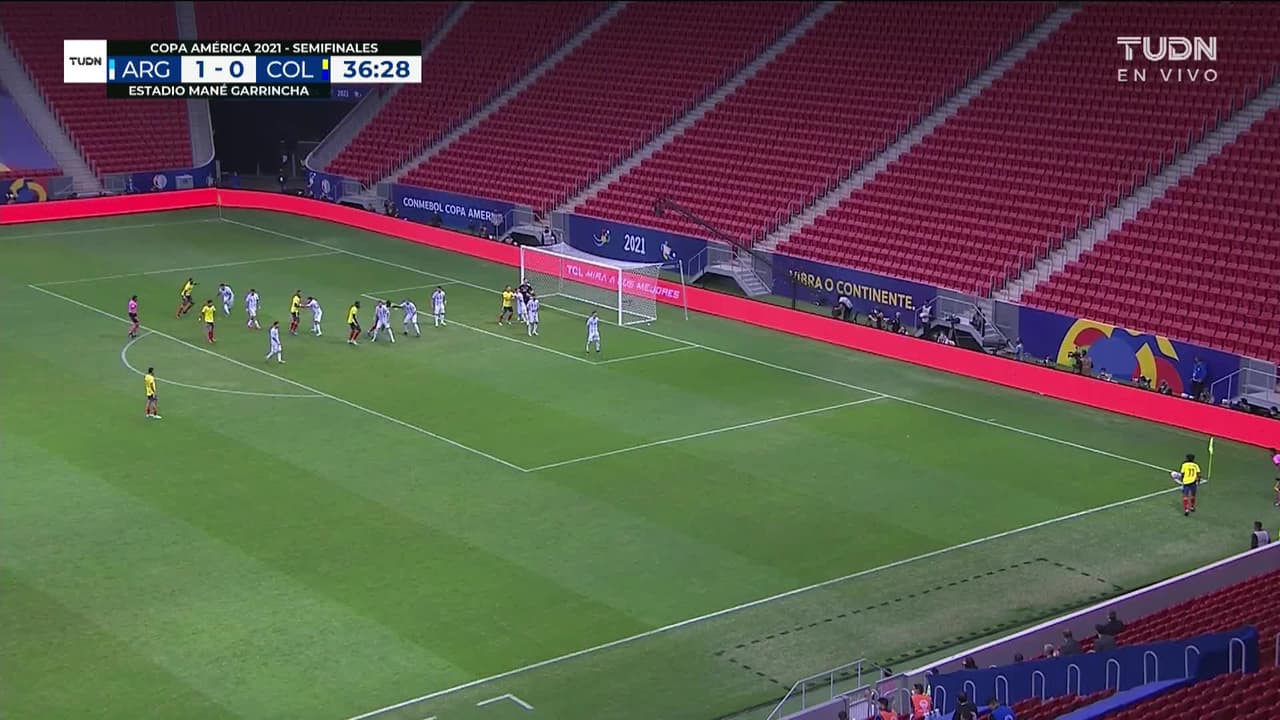 ¡CERCA! Yerry Mina disparó que se estrella en el poste.