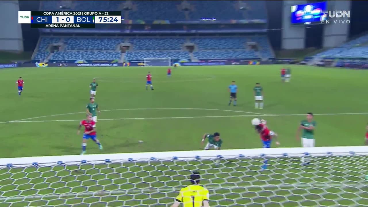 ¡TIRO ATAJADO! disparo por Eugenio Mena.