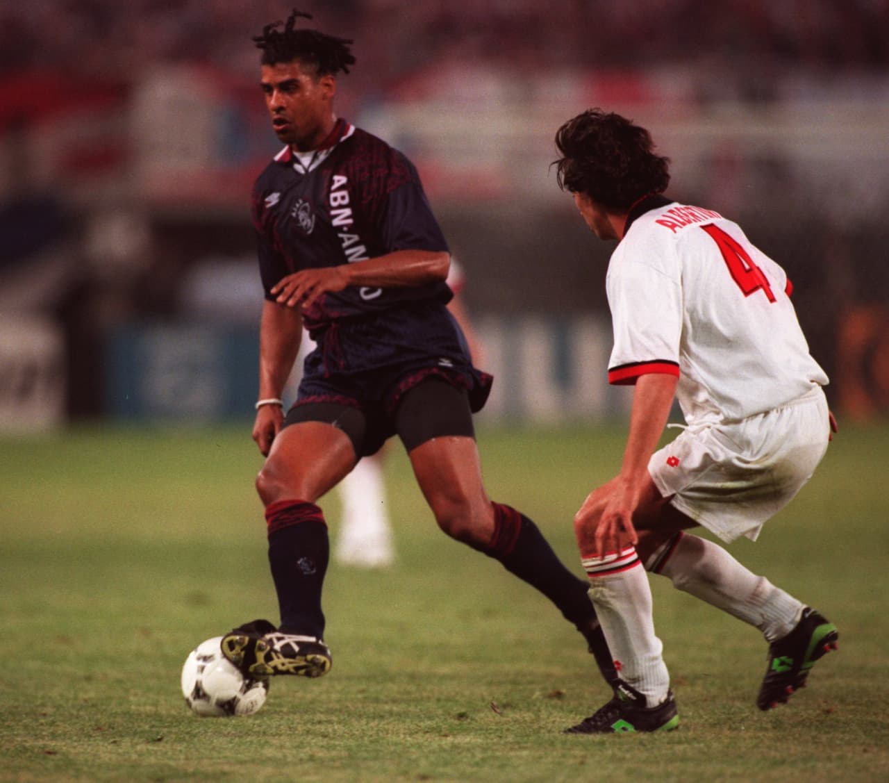 Frank Rijkaard regresó a su casa, el Ajax de Ámsterdam, para liderar un grupo joven (hermanos De Boer, Van der Saar y Edgar Davids). En su última temporada en 1995, se dio el lujo de capitanear al Ajax que derrotó a la Juventus y ganó la última Champions League para el mítico fútbol holandés.