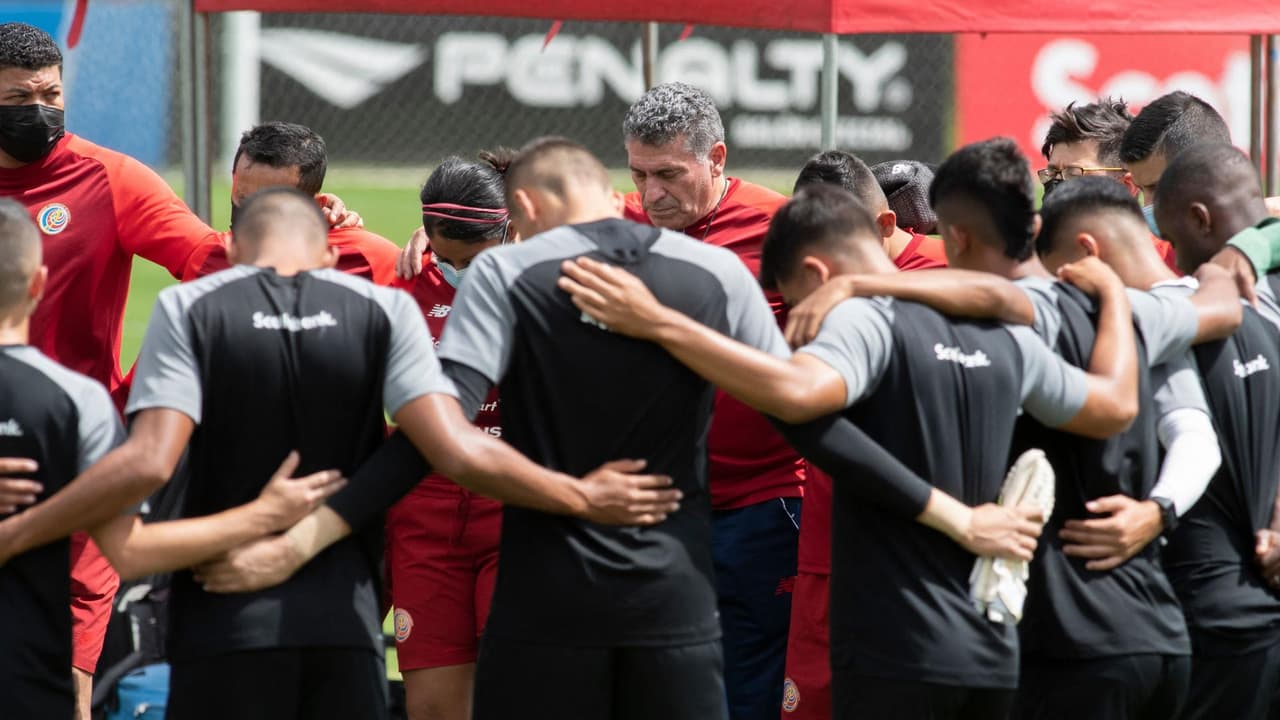 Costa Rica sufre dos sensibles bajas antes de enfrentar al Tri