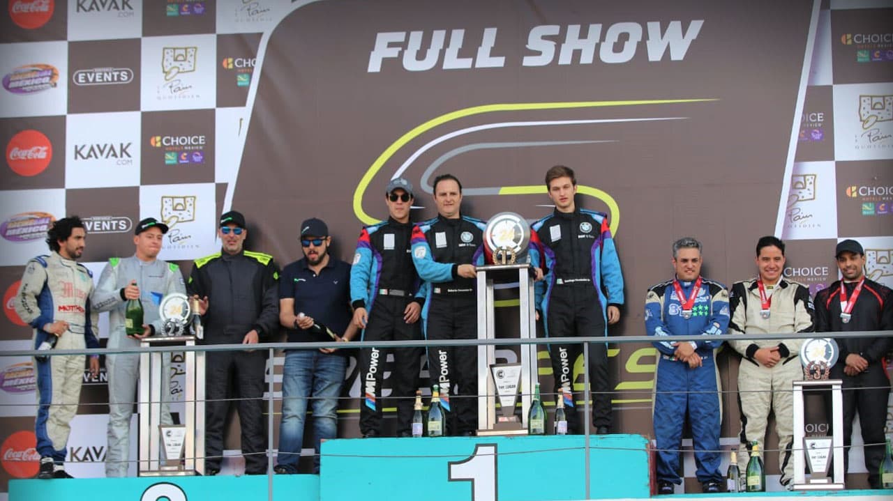 El podio al terminar la carrera de un día de duración celebrado en el Autódromo Hermanos Rodríguez, Endurance 24 que encabeza Roberto Fernández y su equipo de Guadalajara como primer lugar absoluto de entre 74 autos.