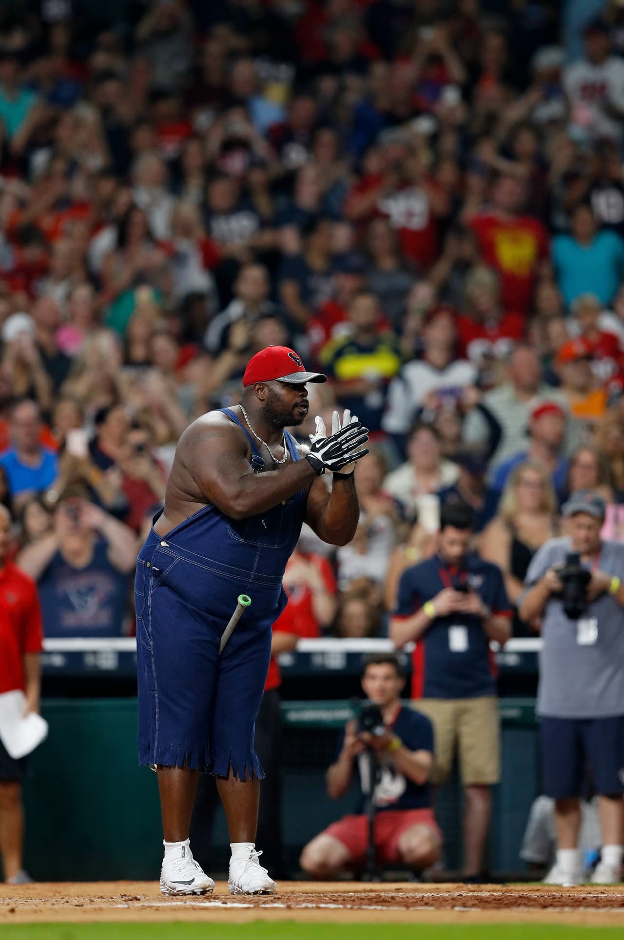 El tackle defensivo Vince Wilfork preparándose para su turno al bat .