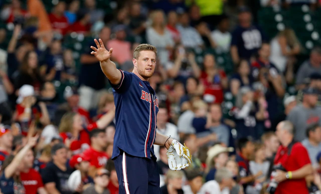 Todo por una gran causa. La fundación de J.J. Watt es una organización que busca llegar a las escuelas intermedias en Wisconsin y Texas, así como a las escuelas merecedoras en cualquier otro estado que tienen insuficiencia de fondos para programas deportivos.