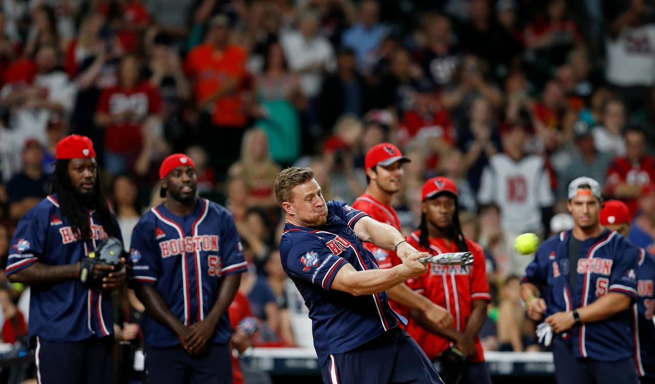 Jugadores como el propio Watt, Jadeveon Clowney, Brock Osweiler, Vince Wilkfork, entre otros más, asistieron al J.J. Watt Charity Classic softball.