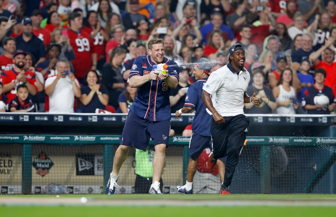 Watt aplizó la novatada a su compañero.