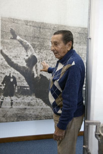 Era un delantero veloz que explotaba la banda derecha y centraba de gran manera. Jugó en su natal Uruguay en los clubes Atlante, Sud América, Peñarol, para en 1953 pasar al fútbol italiano con el Roma y después con el Milan.