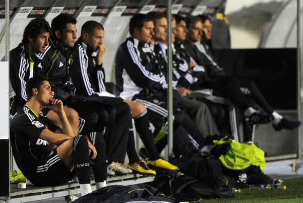 Incluso, Ronaldo dejó el campo y junto a otras figuras 'merengues' veían desde el banquillo con la esperanza de que cayera un tanto a su favor.